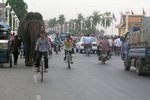 Image cambodiablog.20060317-PhnomPenhElephantInTraffic.html, size 67458 b